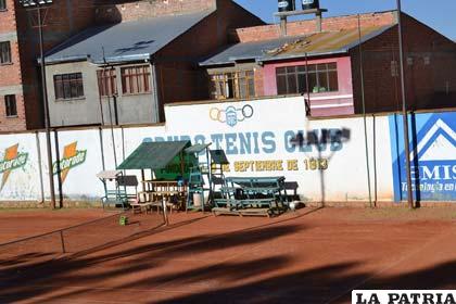 El Oruro Tenis Club, alberga a decenas de niños en todas sus canchas