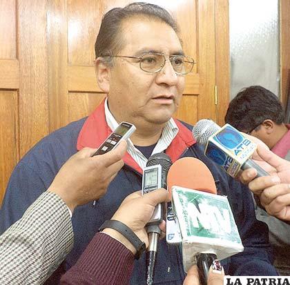 Gobernador Santos Tito, cuya gestión es objeto de críticas y observaciones