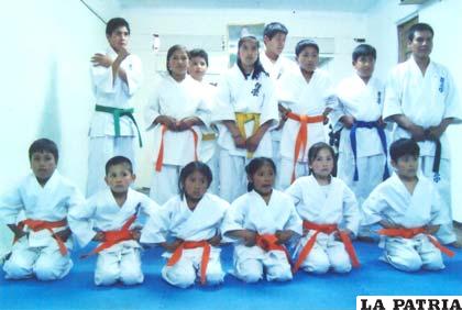 Alumnos de la escuela de karate Dojo Veizán