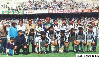 Fue parte del equipo de Oruro Royal en Copa Simón Bolívar el año 1996 (el primero de los parados de izquierda a derecha)