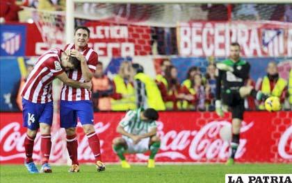 Festejo de los jugadores de Atlético por el triunfo ante el Athletic