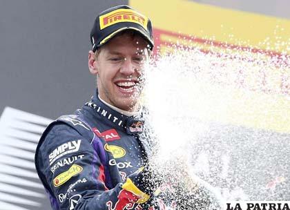 Sebastian Vettel celebra el triunfo en Abu Dabi