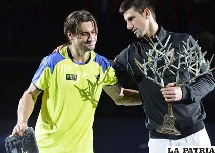 Djokovic con el trofeo de campeón junto a Ferrer