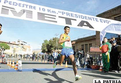 Daniel Toroya cruza la meta primero en Potosí
