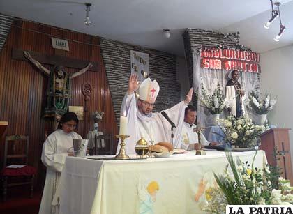 Monseñor Bialasik en los 49 años de la parroquia San Martín