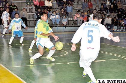 Quiroga, de VHSR, anota el último gol ante la resistencia del golero Rodríguez