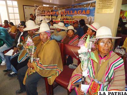 Comunarios de Pampa Aullagas buscan solución para la construcción de su Normal