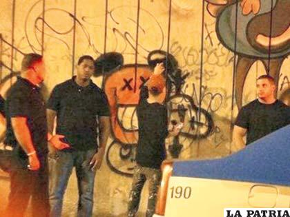 Bieber pinta un grafiti en un muro en Brasil
