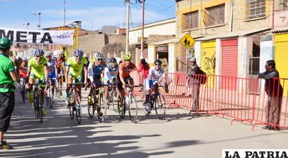 Ciclistas de diez equipos intervienen en el certamen