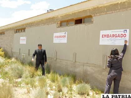 Durante el pegado de los precintos en el muro del complejo
