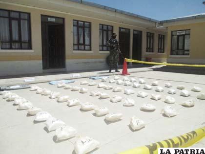 La droga exhibida en el patio de la Felcn