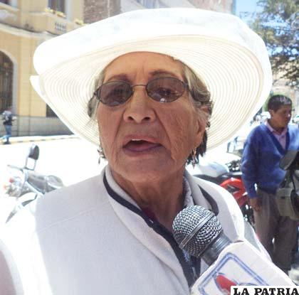 ELY GONZALES: Si ellos continúan con su posición de hacer subir los pasajes, todo va a subir pues, ahora no nos alcanza para nada y ellos quieren imponer sus tarifas. Pedimos a la alcaldesa (Rossío Pimentel) que declare transporte libre para que trabajen los que quieren y brinden un mejor servicio a la población, con eso bajaremos la moral a estos millonarios, porque no-
sotros ni una bicicleta podemos tener.