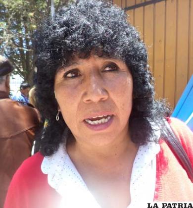 BETTY FLORES: Nosotros como orureños no estamos de acuerdo con este paro, porque no es como La Paz o Santa Cruz para aumentar los pasajes, porque Oruro es pequeño además ellos no cumplen en sus rutas, a medias nos dejan, cambian su línea cuando quieran y con devolvernos los pasajes lo quieren solucionar. Si no quieren trabajar que vuelvan a sus lugares de donde han venido porque no todos son orureños y esos son los más abusivos.