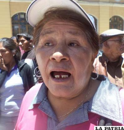 ELSA CALLEJAS: No nos dejan transitar con ese bloqueo no es justo, acaso el alza de costos de la canasta familiar es solo para ellos, también es para nosotros. Su servicio es pésimo son malcriados, desaseados, se les pide a estos que tomen cursos de solidaridad, porque son el colmo de abusivos, por eso yo pido que nos levantemos como orureños, para evitar esta medida y estos nos respeten y nos den mejores servicios, porque ellos no dejan que trabajen otros.