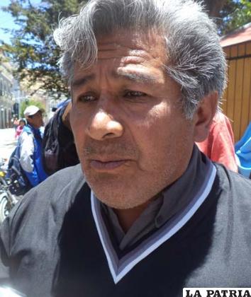 JUAN FRANCO: Si se habilita el transporte público ellos se quedan sin pasajeros, solo queremos que se cumpla la ordenanza, y que se cumpla los acuerdos que se suscribieron en años pasados con los vecinos, ellos ganan de lo que nosotros hacemos uso de su servicio, porque no nos ponemos de acuerdo y si quieren cobrar 1,50 entonces no nos subimos a sus movilidades, para enseñarles que todo debe ser consensuado y no impuesto.