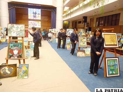 Orgullos estudiantes con sus trabajos