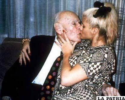 Anna Nicole Smith se casó con el anciano Howard Marshall