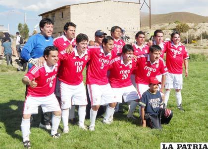 El equipo de la promoción 98 campeón del certamen