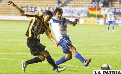 Enrique Parada y Abdón Reyes disputan la pelota