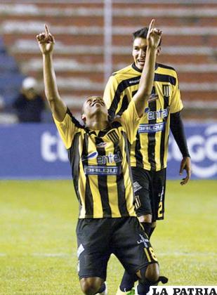 Reinoso celebra el gol que anotó para los “atigrados”
