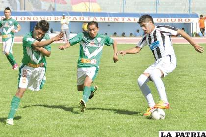 Contaja, de Oruro Royal, con el dominio de la pelota