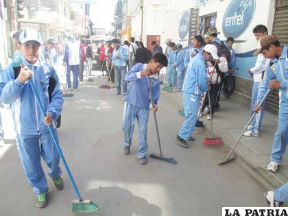 Estudiantes del Colegio Bolívar participaron de la campaña de limpieza