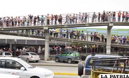 Largas filas de venezolanos en los supermercados para comprar electrodomésticos