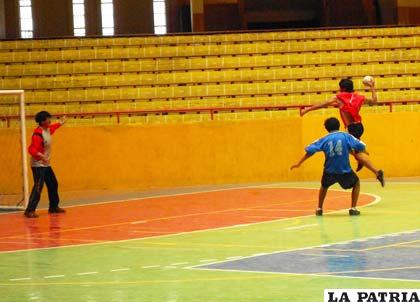 El handball, una disciplina que comienza a practicarse en Oruro