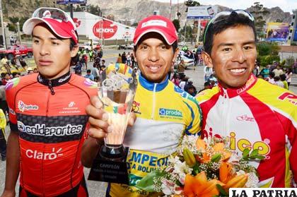 Salvador Moreno (centro) ganador de la Vuelta a Bolivia