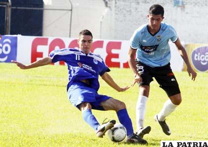 Ferreira y Pedraza en una acción del partido que se jugó ayer en Warnes