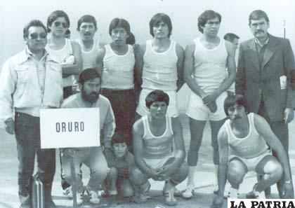 En el torneo nacional de 1970 asistió a un nacional en condición de director técnico (el primero de los de pie de derecha a izquierda)