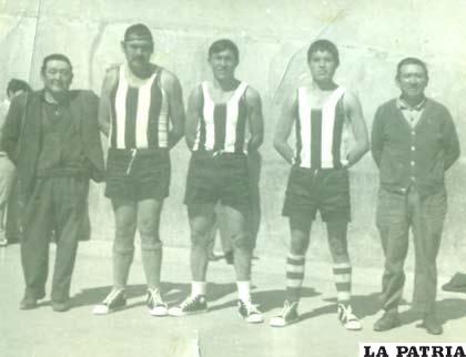 Fue jugador de las selecciones orureñas (el segundo de izquierda a derecha)