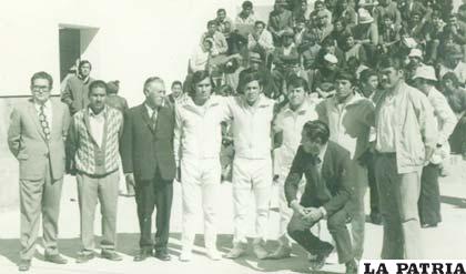 También fue dirigente de la pelota de mano, en el nacional que se realizó en Oruro el año 1976 (el primero de los de pie de derecha a izquierda)