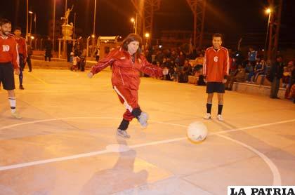 La alcaldesa Pimentel en el puntapié inicial del torneo