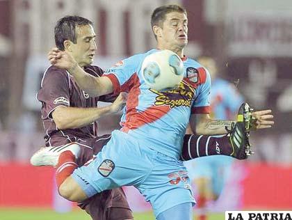 Una acción del partido en el cual venció Lanús