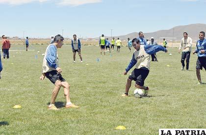 Fernández y Ovando en el entrenamiento del equipo “santo”