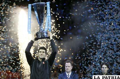 Novak Djokovic con el trofeo de campeón