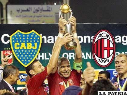 El capitán de Al Ahly con el trofeo en alto