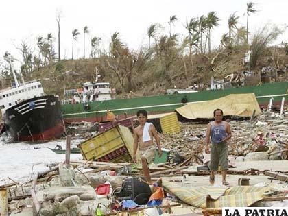 Víctimas del tifón se encuentran abandonadas