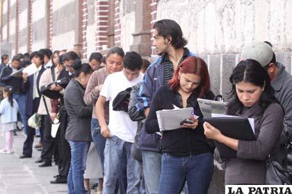 Miles de jóvenes forman largas filas en espera de conseguir un trabajo