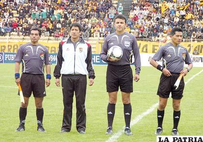 El orureño Gery Vargas es árbitro FIFA (centro)