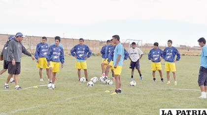 Durante el entrenamiento del equipo de San José, Paz García imparte instrucciones