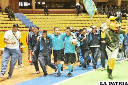 Vuelta olímpica del equipo de futsal de “Tocopilla”