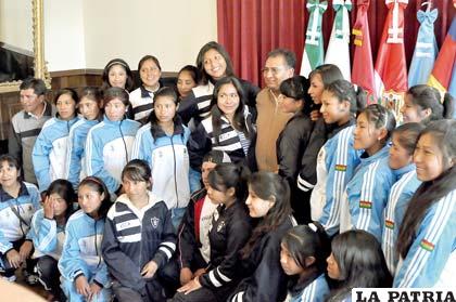 Estudiantes que fueron reconocidos por la Gobernación de Oruro