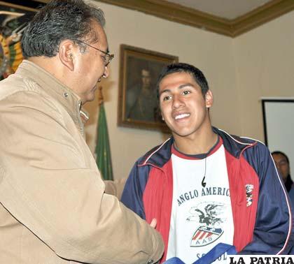 Brian Zenteno recibe el reconocimiento del gobernador Santos Tito