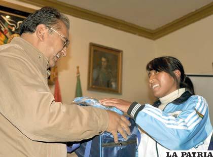 Gilda Checa también recibió el reconocimiento