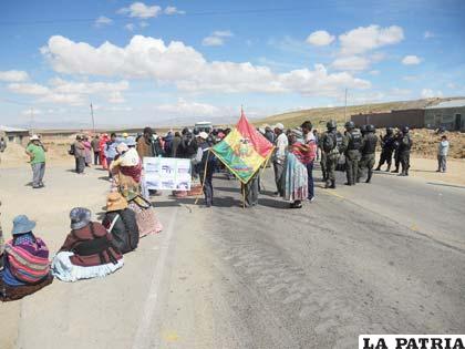 Los habitantes de Eucaliptus bloquearon la carretera Oruro–La Paz, en el sector de Panduro