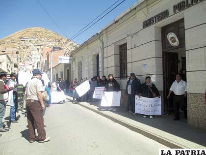 Trabajadores de la empresa Quirquincho protestan en la puerta del Ministerio Público