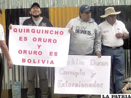 Acusaron con carteles a dirigentes de la Confederación de Chóferes de Bolivia
