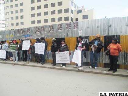 Trabajadores de la empresa Quirquincho protestan frente al Juzgado
